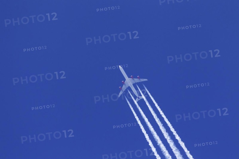 Engine exhaust contrails