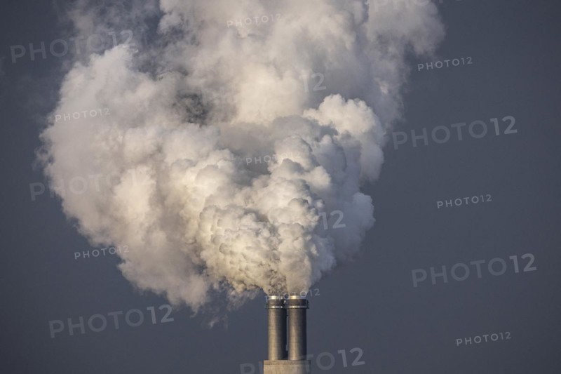 The chimney of the Reuter West cogeneration plant stands out in Berlin