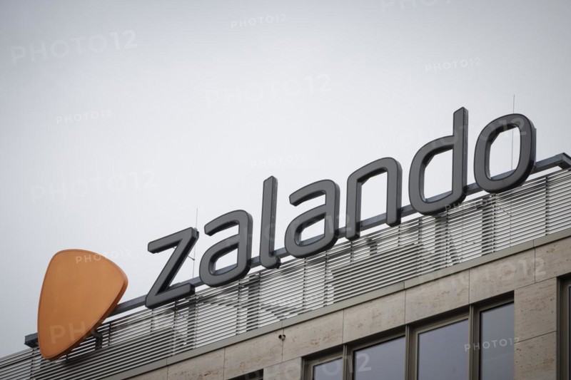 The lettering of the Zalando company at their location in Berlin. 04.02.2022.