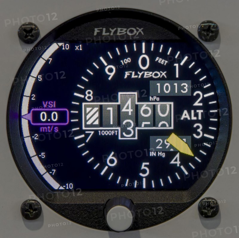 Digital cockpit device for the instrument panel in the pilot's cabin