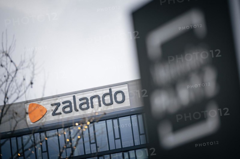 The lettering of the Zalando company at their location in Berlin. 04.02.2022.