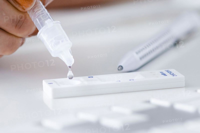Symbol photo on the subject of ' Compulsory testing in the office'. A Sars Covid-19 antigen rapid test lies on the keyboard of a computer. Berlin