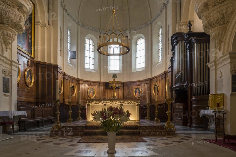 Altar and church organ of the Cathedrale Notre-Dame des Doms d'Avignon