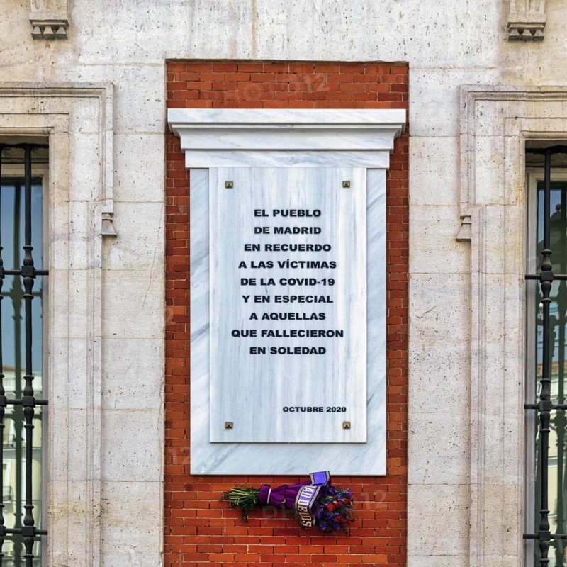 Facade detail with memorial plaque for the victims of the Covid 19 pandemic
