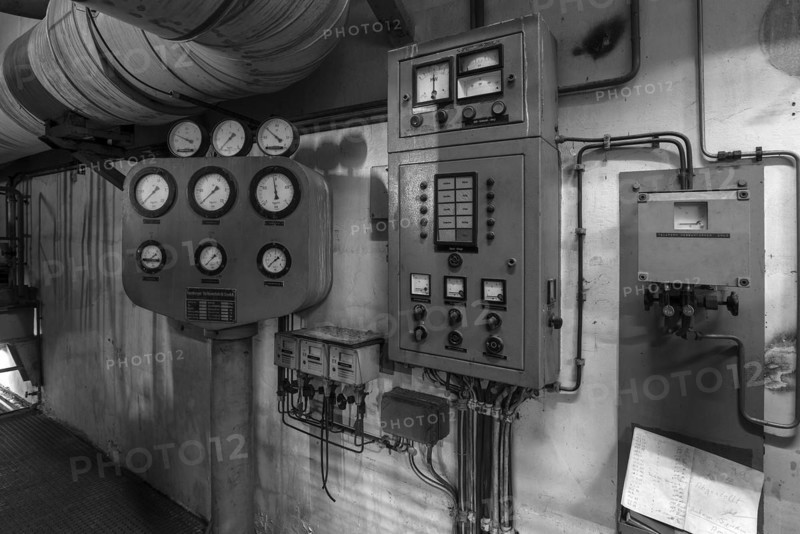 Measuring devices for pump pressure in a former paper factory