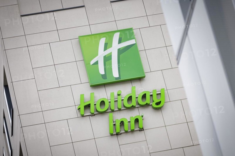 The lettering of the Holiday Inn company at their location in Berlin. 04.02.2022.