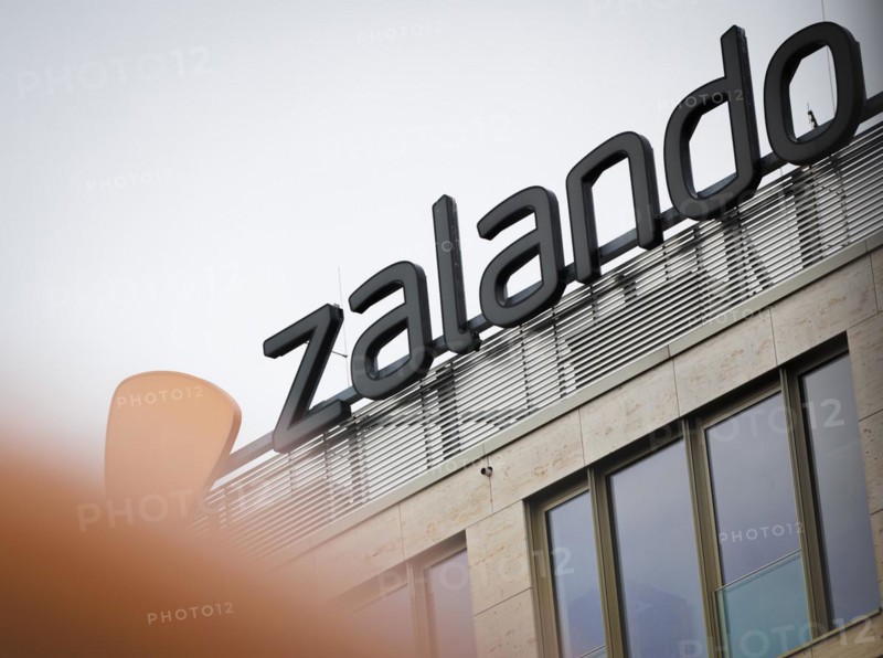 The lettering of the Zalando company at their location in Berlin. 04.02.2022.