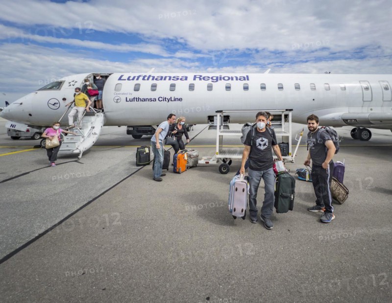 Arrival with Lufthansa REgional and check of suitcases on the tarmac
