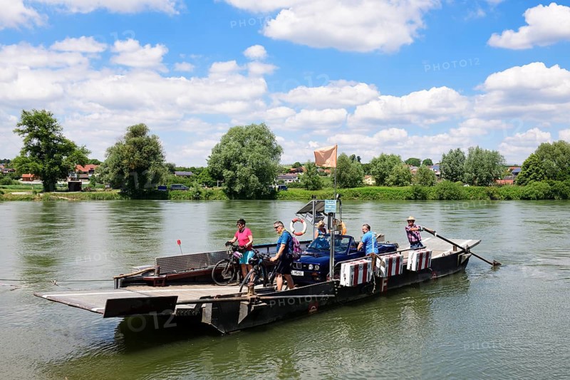 Yaw rope ferry across the Danube