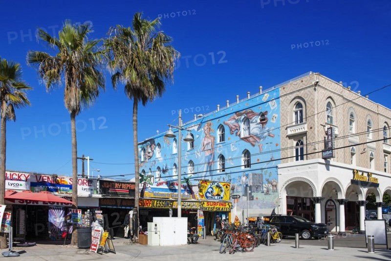Facade of a backpacker hotel with Botticelli's Venus on roller skates