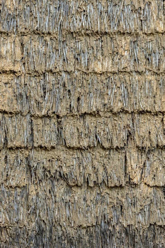 Filling in the compartment made of loam and straw in a half-timbered building