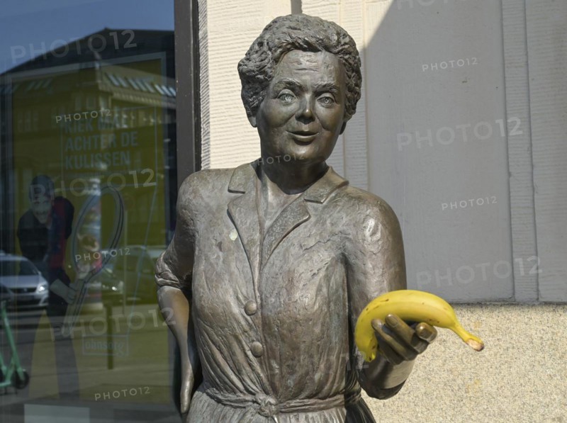 Bronze figure Heidi Kabel