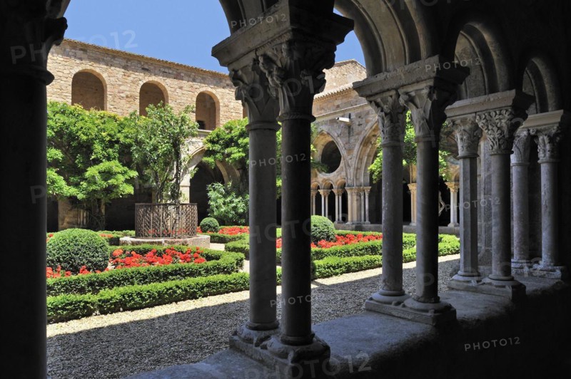 Cloister and well at the Fontfroide Abbey