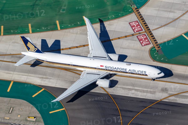 A Singapore Airlines Boeing 777-300