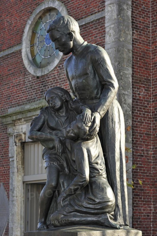 Statue in front of church at Tremelo