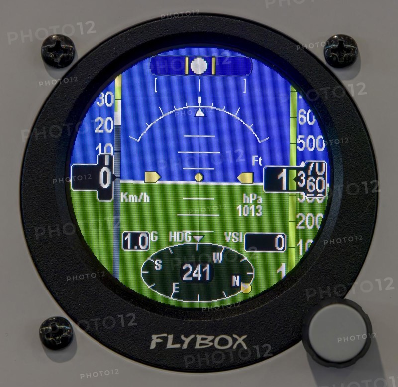 Digital cockpit device for the instrument panel in the pilot's cabin
