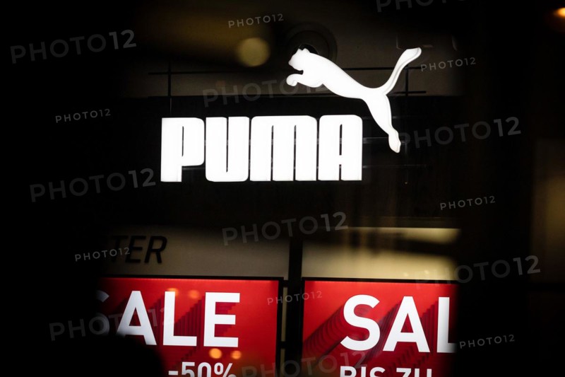 The logo of the sporting goods manufacturer PUMA in a branch in Berlin