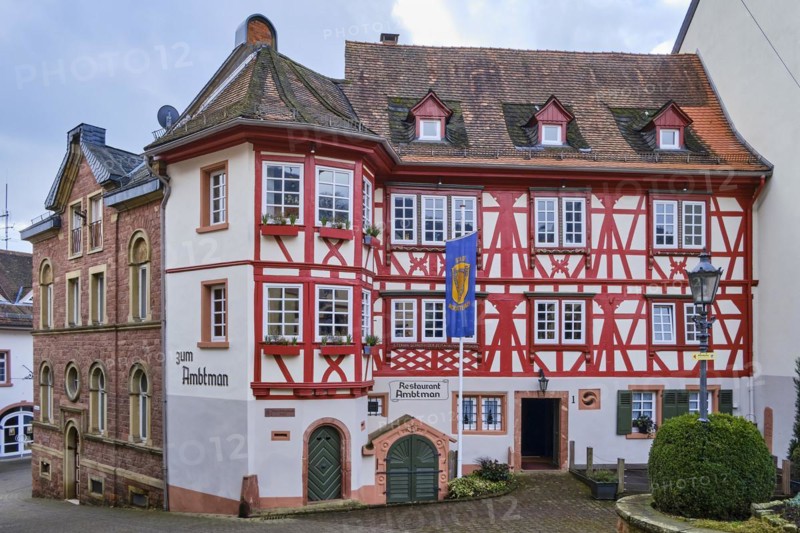 On the left the former synagogue and in the middle the historic half-timbered house and restaurant Zum Ambtman
