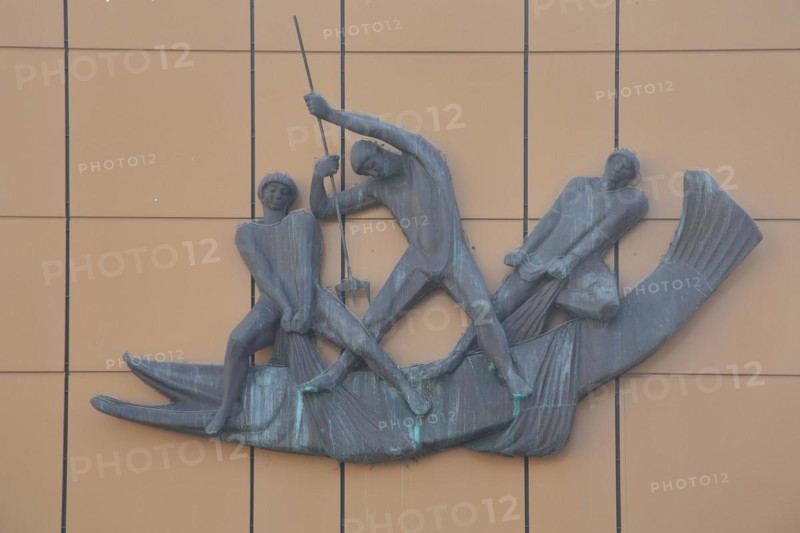 Sculpture with three fishermen fishing and fighting with pike