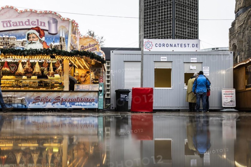 A Corona test station stands at Christmas market on Breitscheidplatz in Berlin