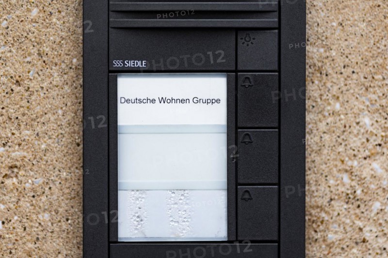 The Deutsche Wohnen doorbell sign