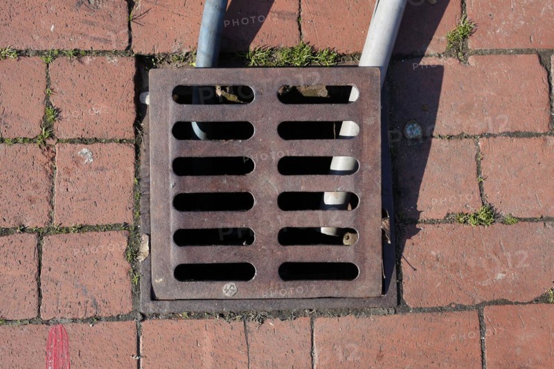 Manhole cover with water hoses