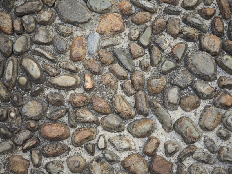 Concrete and pebble tiles floor