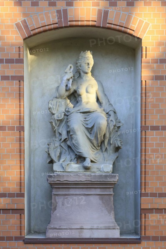 Statue of a half-naked woman behind the former sulphur bathhouse