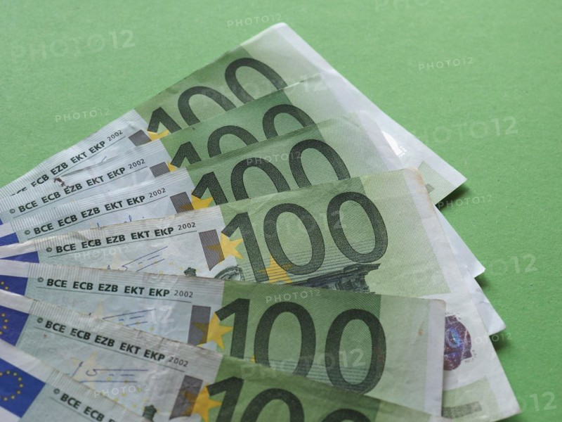 100 Euro banknotes money