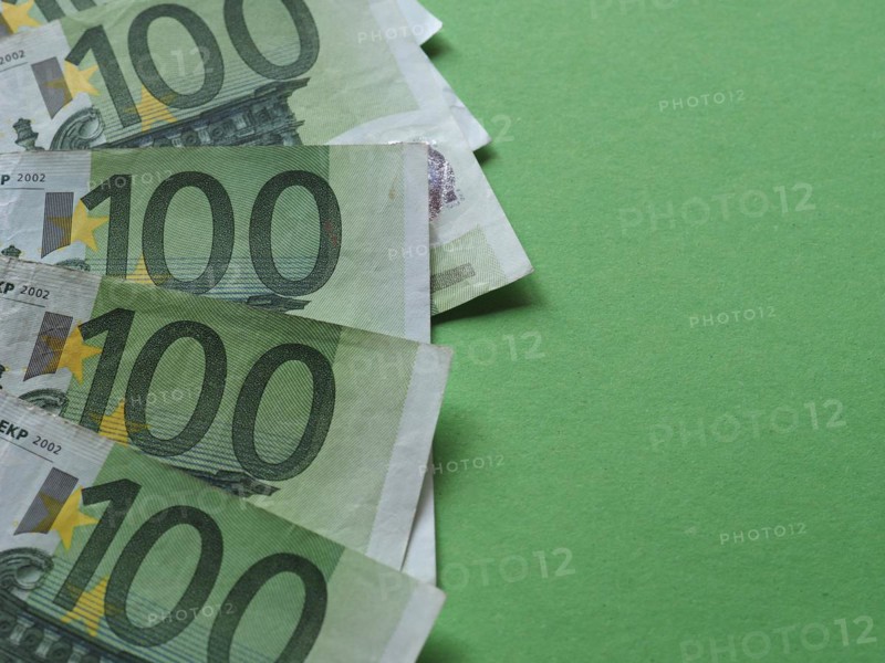 100 Euro banknotes money