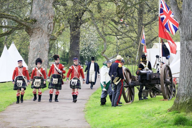 Soldiers with cannon