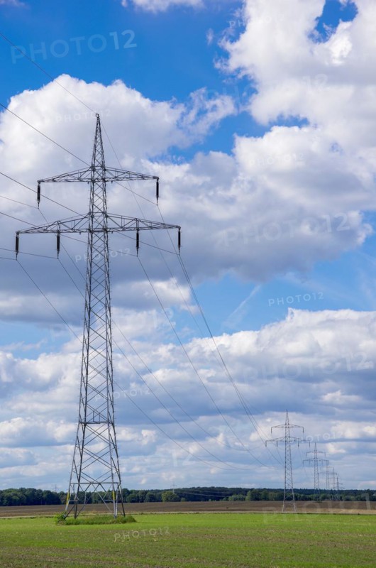 Distribution of electrical energy by means of overland power line consisting of overhead line pylons and overhead line