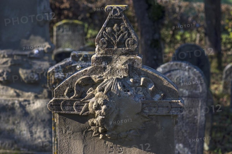 Jewish symbols on a gravestone