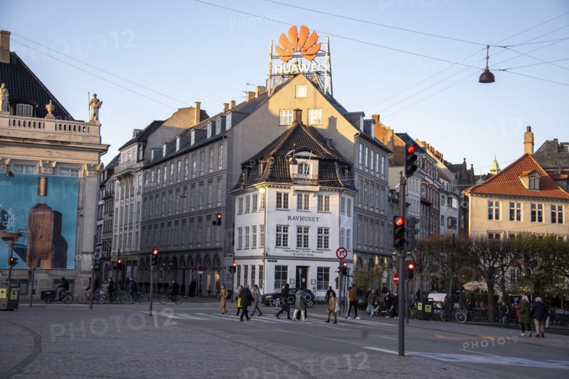 Building with the lettering Huawei and the associated corporate logo