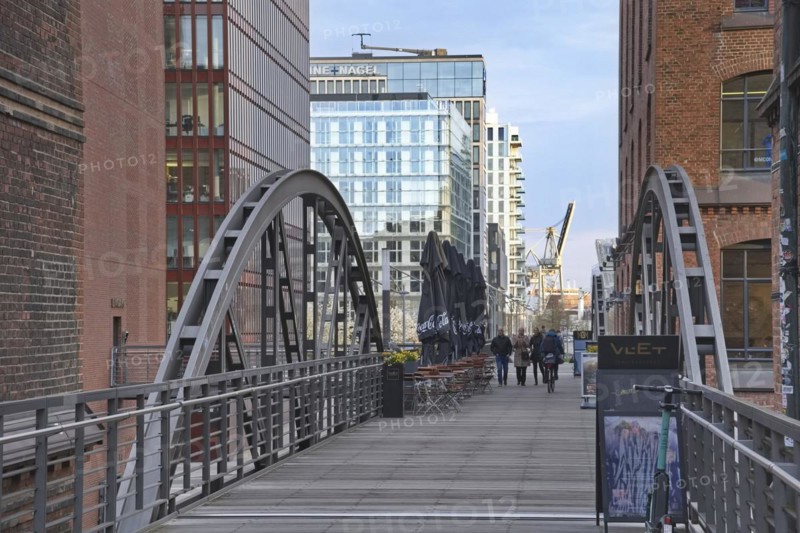 The Kibbelsteg Bridge over the Zollkanal between the Old Town and Hamburg's Speicherstadt. Hafencity office buildings in the background.