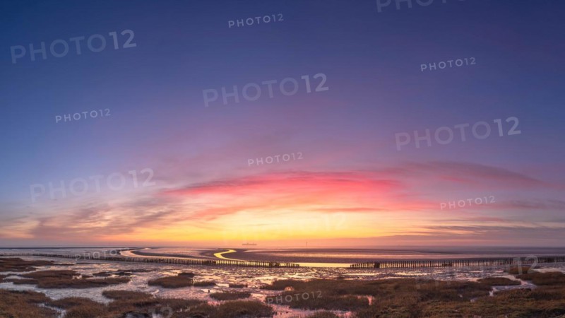 Evening atmosphere on the Weser near Bremerhaven at low tide