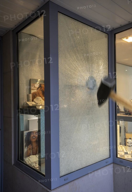 Burglary jeweller's window broken with hammer