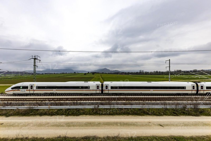 ICE against the backdrop of the Swabian Alb on the new four-billion-euro high-speed line from Wendlingen to Ulm