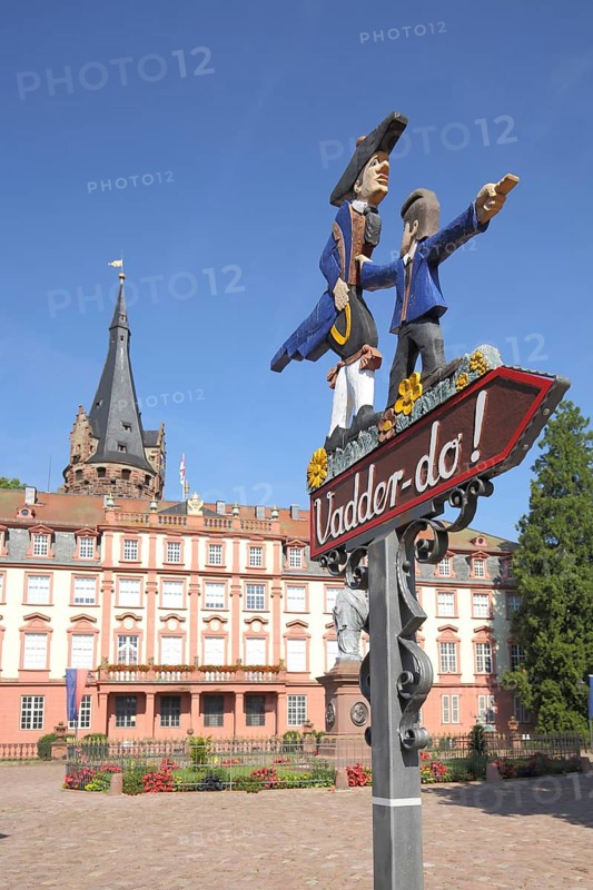 Castle with tower and sign with figures and inscription Vadder-do in Hessian dialect
