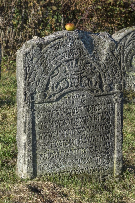 Symbols on a Jewish gravestone