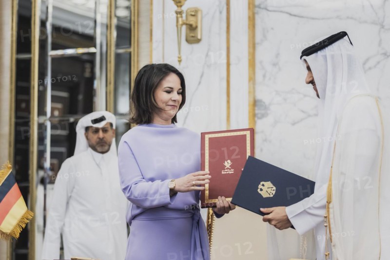 (L-R) Annalena Baerbock (Buendnis 90 Die Gruenen), Federal Minister for Foreign Affairs, pictured signing a Memorandum of Understanding with Sheikh Mohammed bin Abdulrahman bin Jassim Al Thani, Prime Minister and Minister of Foreign Affairs of Qatar, in Doha, 17.05.2023. Baerbock is travelling on her three-day trip to Saudi Arabia and to Qatar., Doha, Qatar, Asia