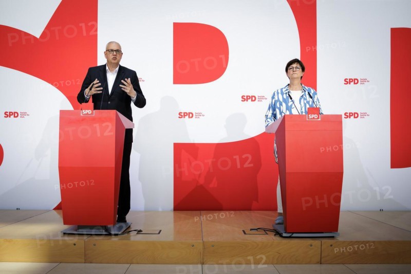 (R-L) Press conference with Saskia Esken, SPD chairperson, and Andreas Bovenschulte, top candidate of the SPD for the parliamentary elections in Bremen, after a hybrid meeting of the SPD presidium on current issues at the Willy Brandt House in Berlin, 08 May 2023., Berlin, Germany, Europe