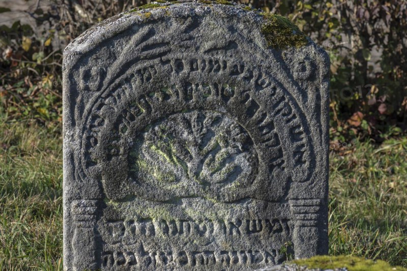 Jewish symbols on a gravestone