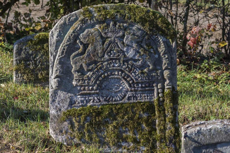 Symbols of the crown and pair of lions indicates the strength of faith of the buried