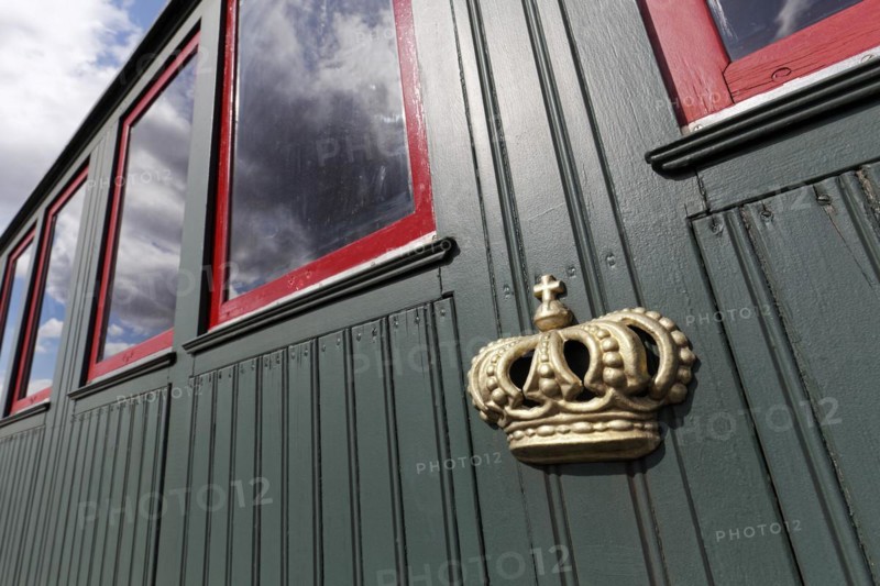 Historic wagon with golden crown