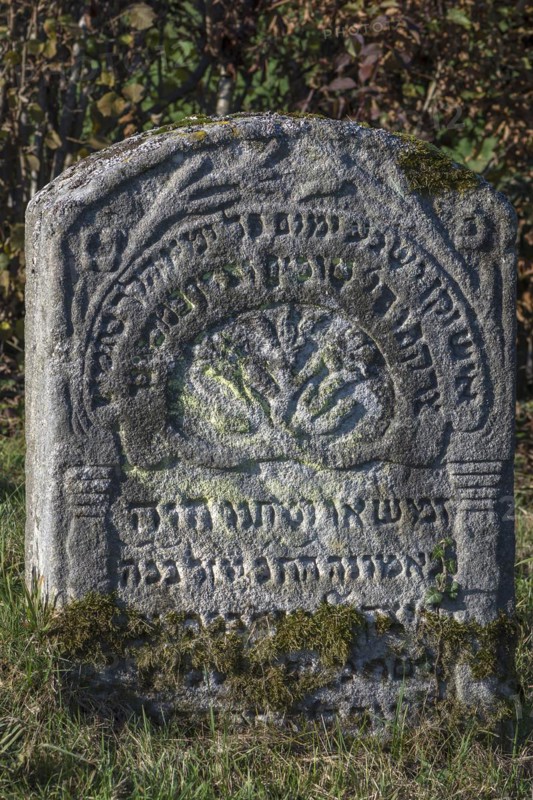 Jewish symbols on a gravestone