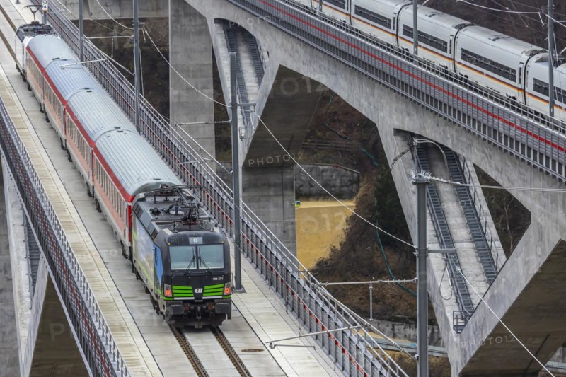 ICE and regional express IRE200 on the Filstal bridge