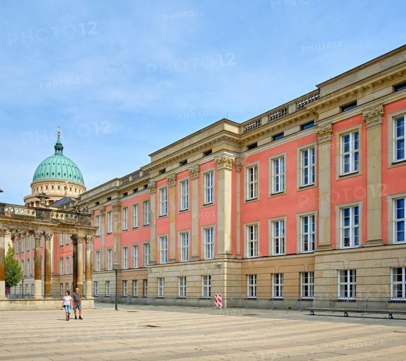 Everyday scene of the Ringerkolonnade and exterior view of the reconstructed City Palace