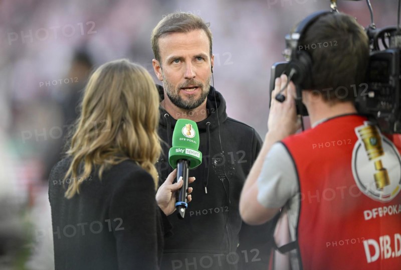 Coach Sebastian Hoeness VfB Stuttgart interview microphone logo sports presenter Nele Schenker SKY TV camera