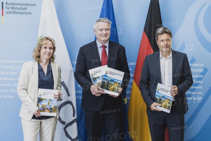 (L-R) Steffi Lemke (Buendnis 90 Die Gruenen), Federal Minister for the Environment, Nature Conservation, Nuclear Safety and Consumer Protection, Mathias Cormann, Secretary-General of the OECD (Organisation for Economic Co-operation and Development), and Robert Habeck (Buendnis 90 Die Gruenen), Federal Minister for Economic Affairs and Climate Protection and Vice-Chancellor, recorded at the press conference on the handover of the OECD Environmental Report to the Federal Minister for the Environment and the OECD Economic Report to the Federal Minister for Economic Affairs